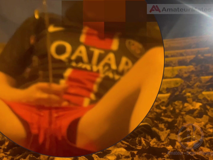 AmateurBoysPissing: Amatérský chlapec ve fotbalovém vybavení se přistihl, jak se smáčí...