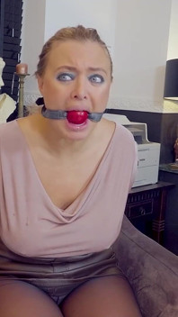 Beth bunden och munkavlad tejp bondage och i BDSM helt svag