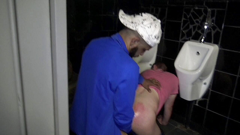 MALIK THE ARAB FUCKER XXL: Pieprzony na oklep przez Tahara w publicznych toaletach