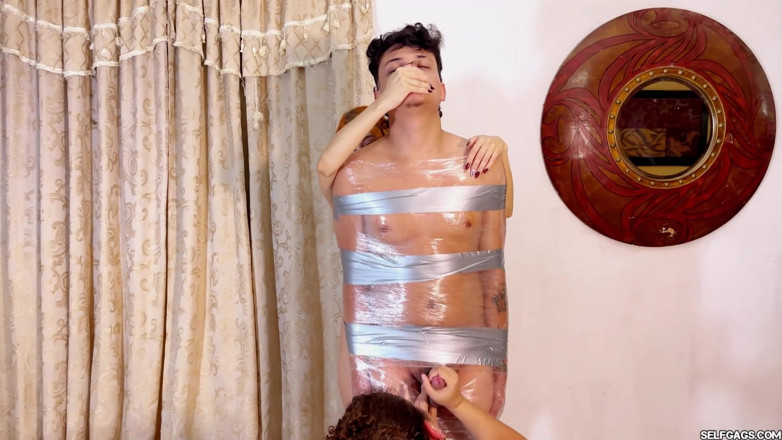 Selfgags femdom bondage: Otrok zabalený v plastu dojení k dvojitému orgasmu od Bratty...