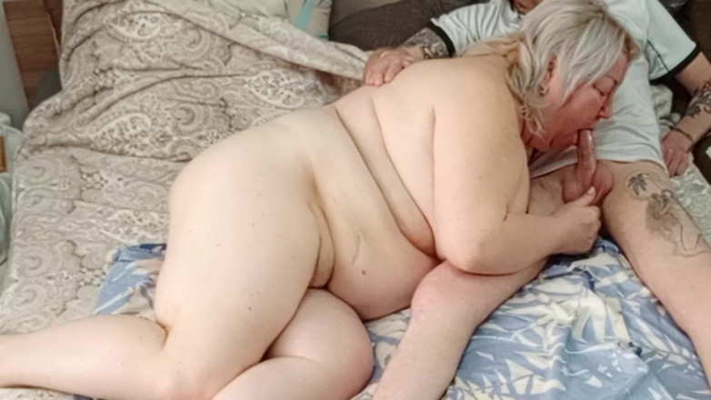 Zona901: 私は自慰をしている継母を見て、彼女の口と膣で突いてイかせました