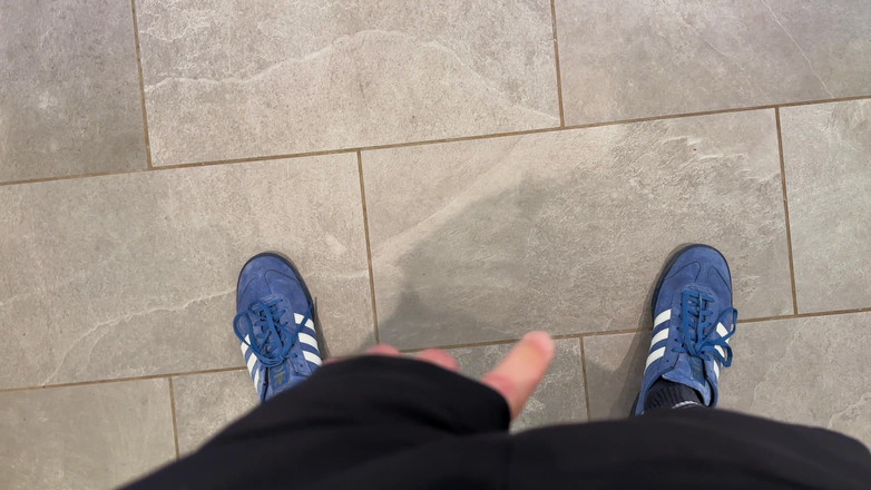 NakedFoxx: Teman saya menonton saya melancap dan pancutan mani di pasar...