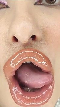 Dvě princezny tě změkčují svými sexy těly a lepkavými šťavnatými lesklými rtěnkami