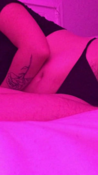 Sie sagen, wenn du schwanz unter dem rosa Licht lutscht, wirst du zu einem Kutie!