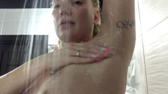BadAssBitch: MILF seksi membasuh ketiaknya di bilik mandi bahagian 1