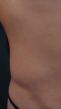 Tonlu bikini bisepsleri ve damarlı kaslar sergileniyor