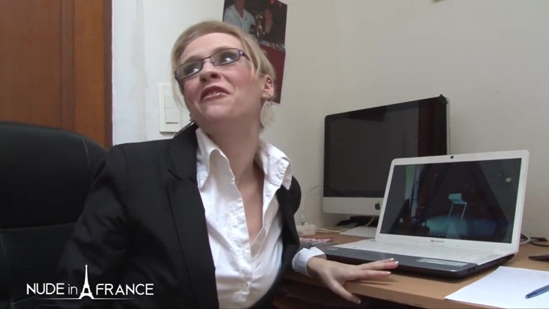 Nude in France: Primo giorno di lavoro la nostra nuova segretaria viene analizzata...