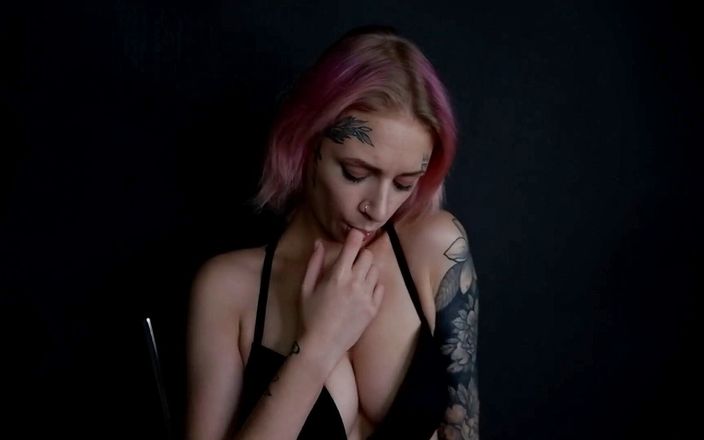 Laura Raspberry: Meisje met tatoeage op het spelen met poesje