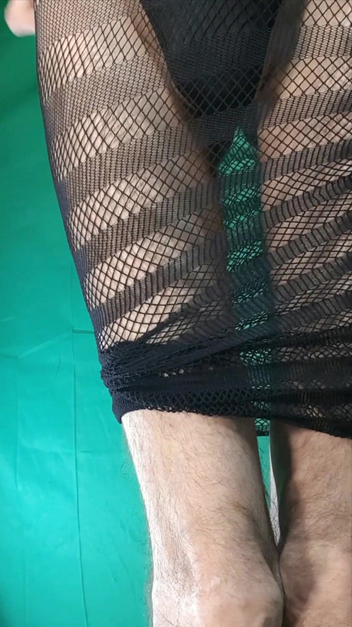 HeIsSooThin: Zwarte visnetjurk met en zonder g-string!