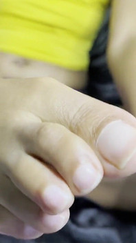 Nevlastní máma chce sát prsty