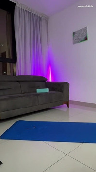 Gadis alternatif lagi peregangan celana dalam thong putih. Yoga. Sfw
