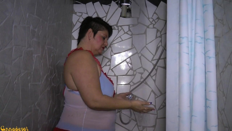 Anna Devot: Wet Anna Devot in the shower in bikini