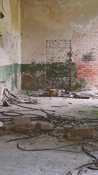 Bottes, jean et taquinage écrasé dans un bâtiment abandonné