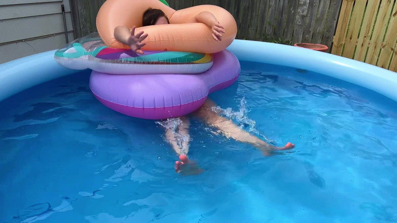 DollBabyLynn: Terlalu Banyak Tab mandi kolam! Keseronokan luar looner