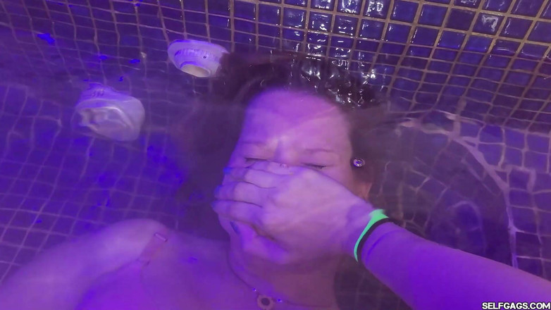 Selfgags Latina Bondage: フェティッシュへのチェックイン - パート2:浴槽の中の手によってコントロールされる