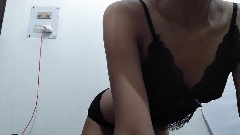 desigirl93: 我的处女阴户着火了，有人可以把它放出来！