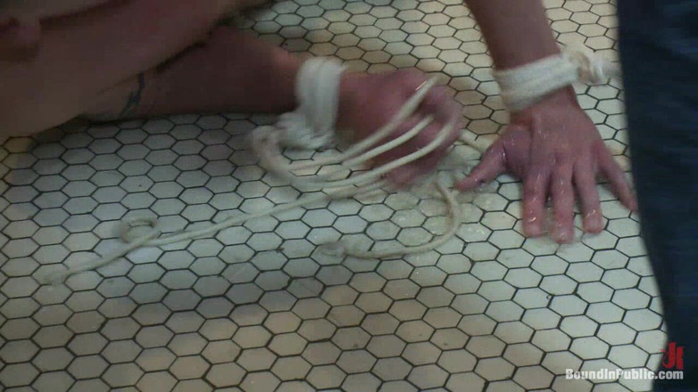 Bound in public: Zápasník dostane gangbang s nadrženým davem na veřejné toaletě za...