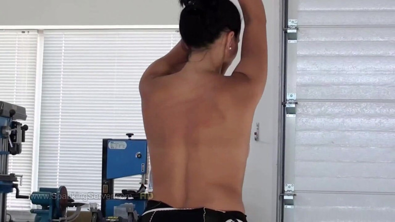 Spanking Server: Katty bare back whip