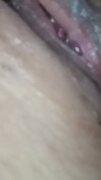 Gros plan doigte ma chatte mouillée. Gros plan, chatte mouillée dégoulinante