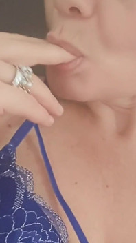 Une maman mature joue avec sa chatte mouillée
