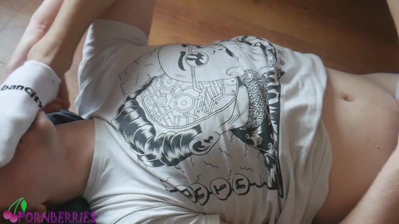 Ethan Alex: Intensiver verschwitzter feetjob von sneaker-twink