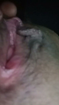 Aku bangun dengan terangsang di malam hari dan aku mulai meniduri memekku dengan mentimun. Close up memek amatir dewasa basah.