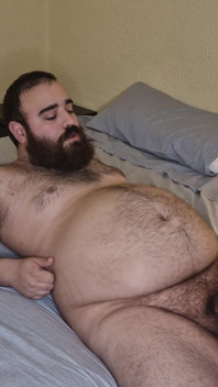 Urso peludo goza enquanto fode minha boca