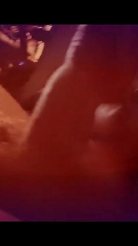 Seksi genç adam sana onu nasıl boşaltacaklarına dair kirli düşüncelerini anlatırken büyük yarağıyla oynuyor.