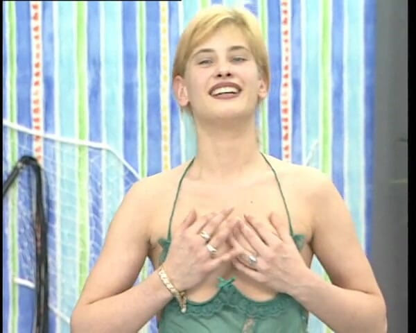 YOUR FIRST PORN: Hausfrau Virginia - dona de casa Virginia