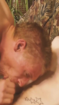 Kinky homo's scène-3 kinky collega's genieten van hun geneukte en ondergespoten konten