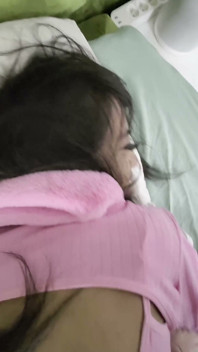 Pantera Hoa Anal Bakış Açısıyla Sevişiyor. Pembe tavşan takımı giymiş Vietnamlı ladyboy