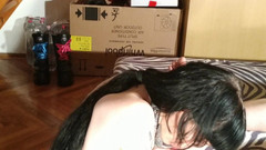Beth Kinky: Sexy náctiletá gotická otrokyně lízá a čistí tátovo nohy pt2 HD