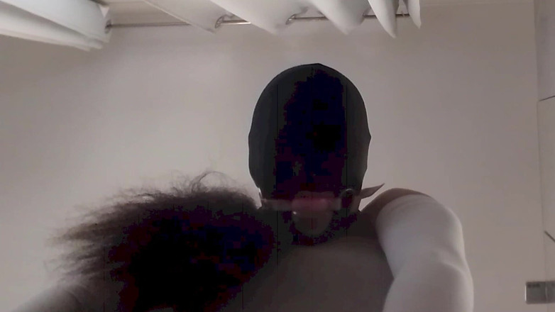 LauraOnHeels: MILF z zawiązanymi oczami i zakneblowanymi, pieprzona w cipkę i...