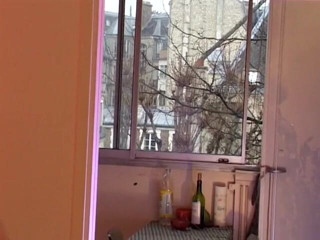 European Classics: Si rambut coklat seksi dapat tembusan bergandanya dalam seks bertiga