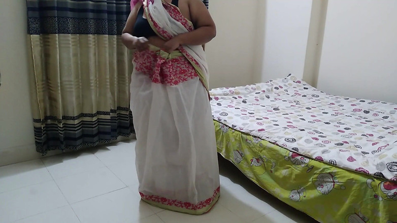 Aria Mia: La matrigna punjabi sexy milf culona si arrapa e poi...