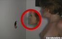 Glory Hole Girlz: Roja peca tragando milf tetas folla pollas del gloryhole