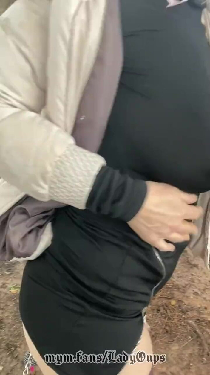 Lady Oups: Leash Plug on a Walk in the Park