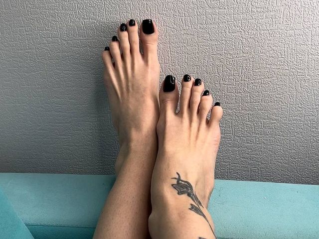 My Bare Feet with Long Toes, Black Toenail Polish, Worship My Toes (Julia domaina)