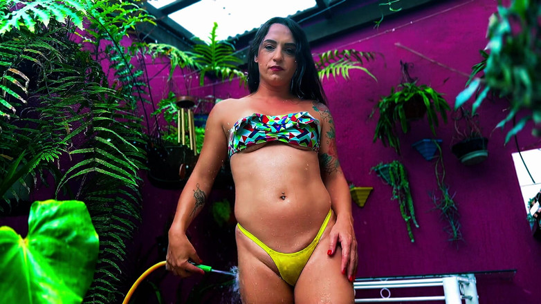 Rebeca Juicy: Éclabousser les plantes et s’amuser !