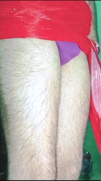 Indischer schwuler transvestiert XXX in rotem sari fingert in seinem arsch