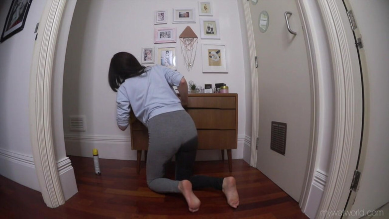 Faye Taylor: Faye Taylor lucida e fa pipì in leggings grigi