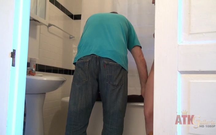 ATKIngdom: Брин Блейн позує у ванній кімнаті