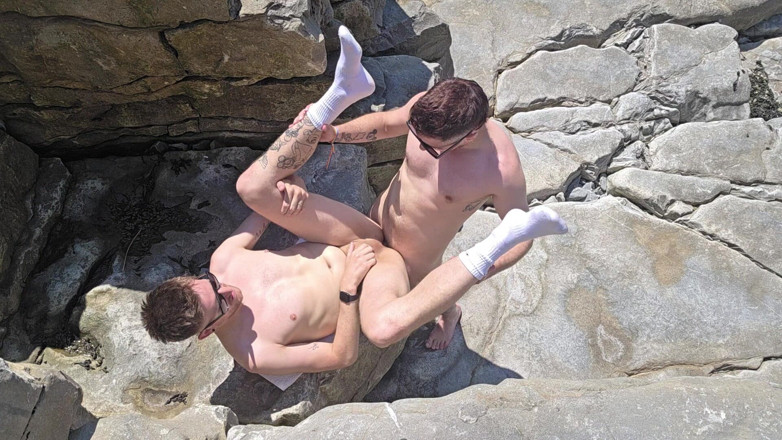 gaynaughtywelsh: クルーシニングビーチの公共の屋外汚物で欲求不満な義理の兄弟を繁殖させる