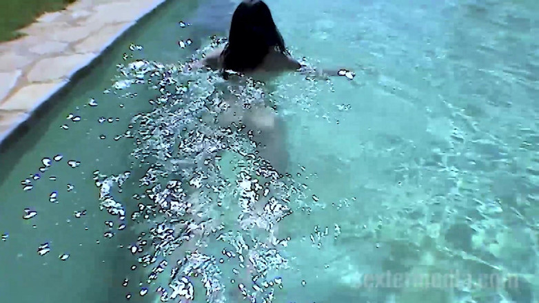 Sextermedia by Pete: Мокрую пизду трахнули вибратором на пляже