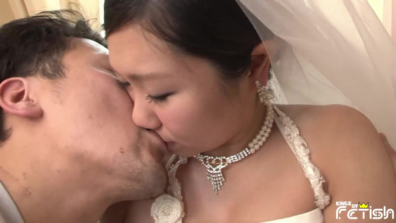 Pure Japanese adult video ( JAV): Japanerin im brautkleid lutscht einen großen schwanz und bekommt sperma...
