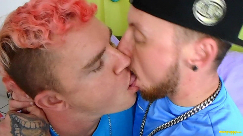 Man Puppy: Sexy gay líbání s Jc a Leo