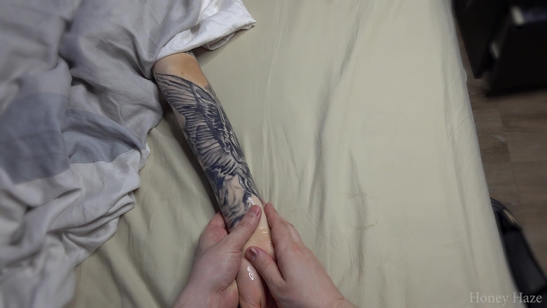 Honey Haze: 继女手部按摩变成了打手枪。Honey Haze