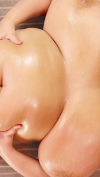 Seins énormes sur le dos