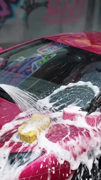 Jinx a já jsme viděli, jak myje červené Ferrari mokré a pěnivé