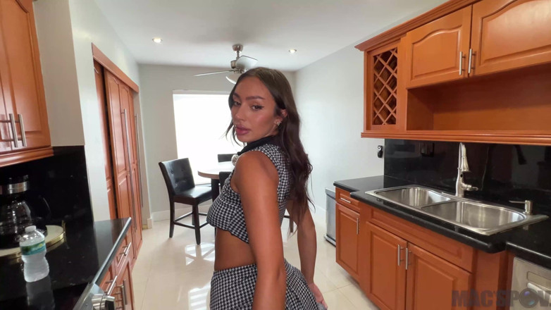 J-Mac: La demi-sœur sexy Sisi Rose fait jouir Jmac avec sa...